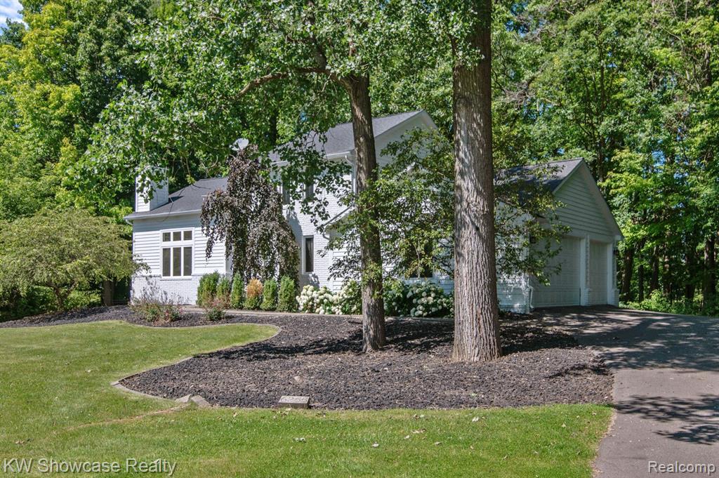 6255 WHISPERING MEADOWS Drive, White Lake, MI 48383 — Photo 11