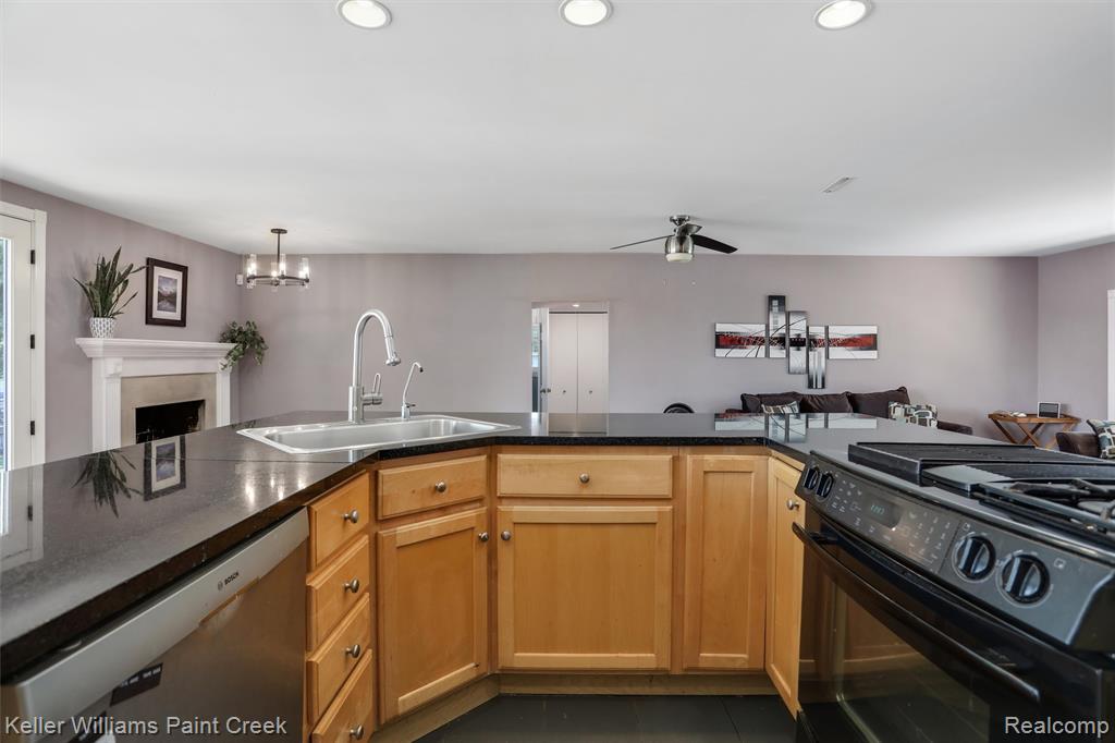 5842 Pleasant Drive, Waterford, MI 48329 — Photo 12