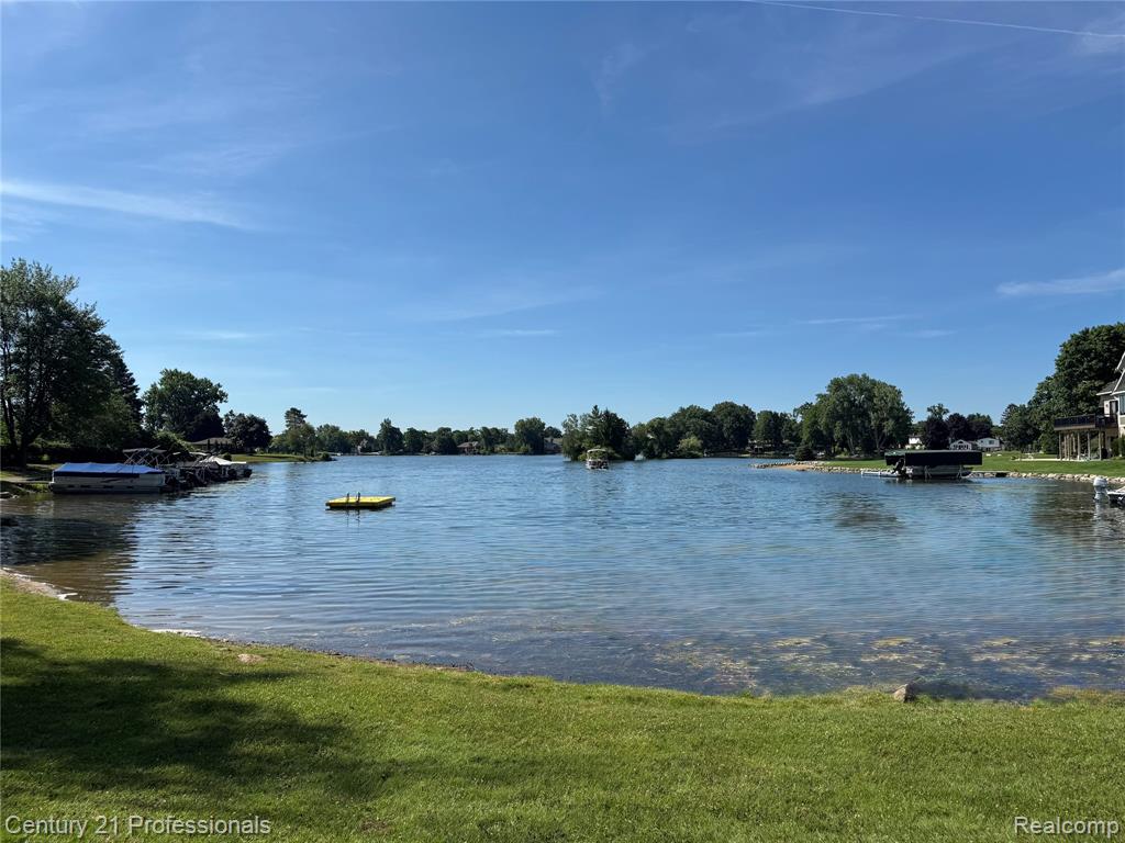 9020 Huron Bluffs Drive, White Lake, MI — Photo 43