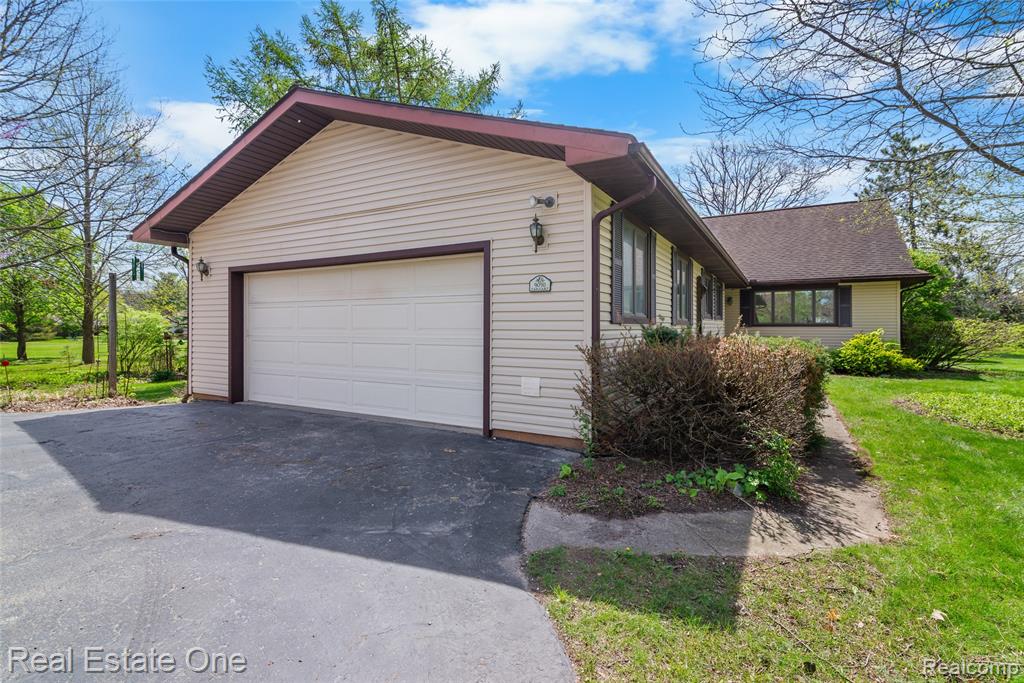 9050 Earhart Road, South Lyon, MI 48178 — Photo 3