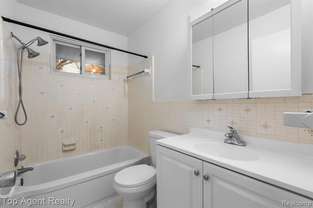 9001 Shannon Drive, Sterling Heights, MI 48314 — Photo 12