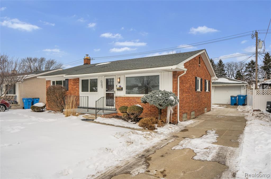 20886 Crestmont Lane, Dearborn Heights, MI 48127 — Photo 2