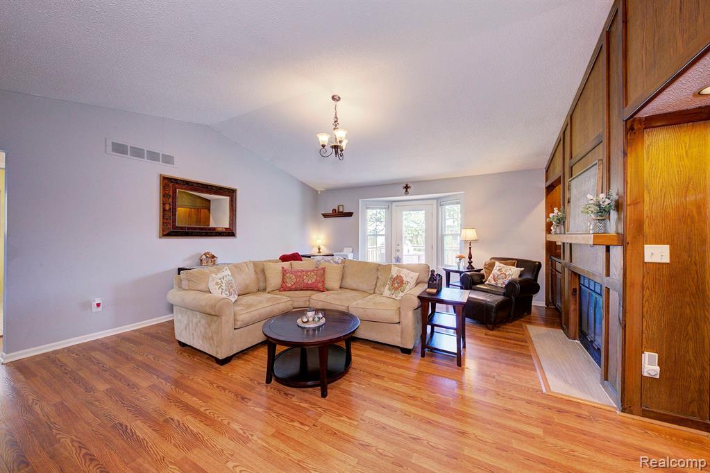 42582 WOODBRIDGE Drive, Canton, MI 48188 — Photo 5