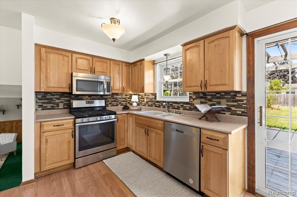 5516 Cleary Drive, Waterford, MI 48329 — Photo 14