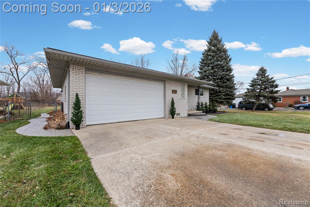 700 W Girard Avenue, Madison Heights, MI 48071 — Photo 3