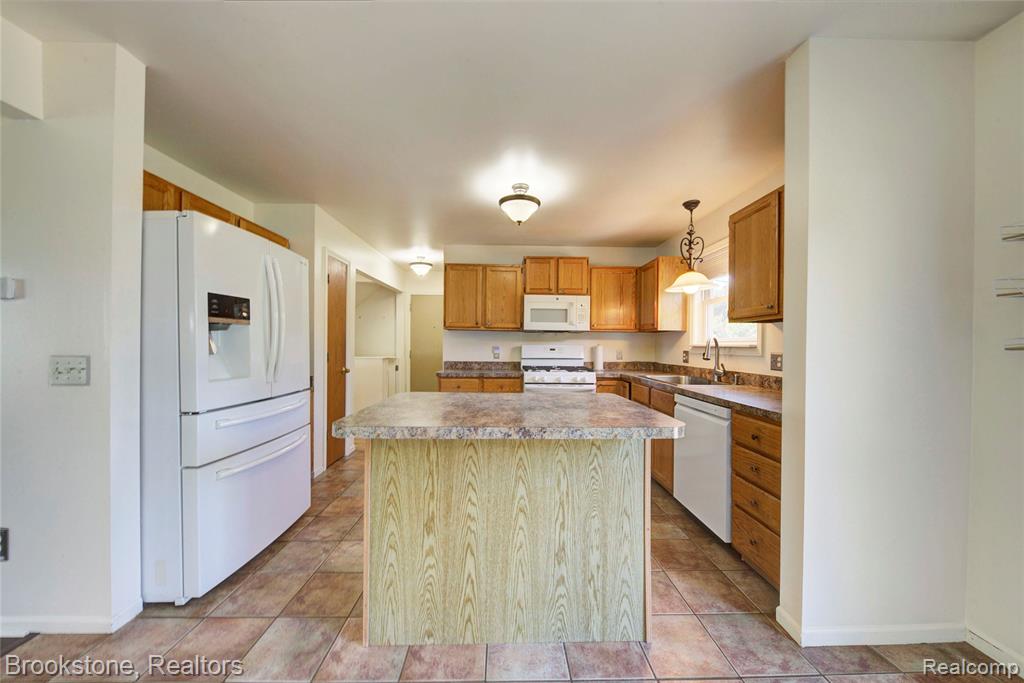 7849 Twins Drive, Waterford, MI 48329 — Photo 16
