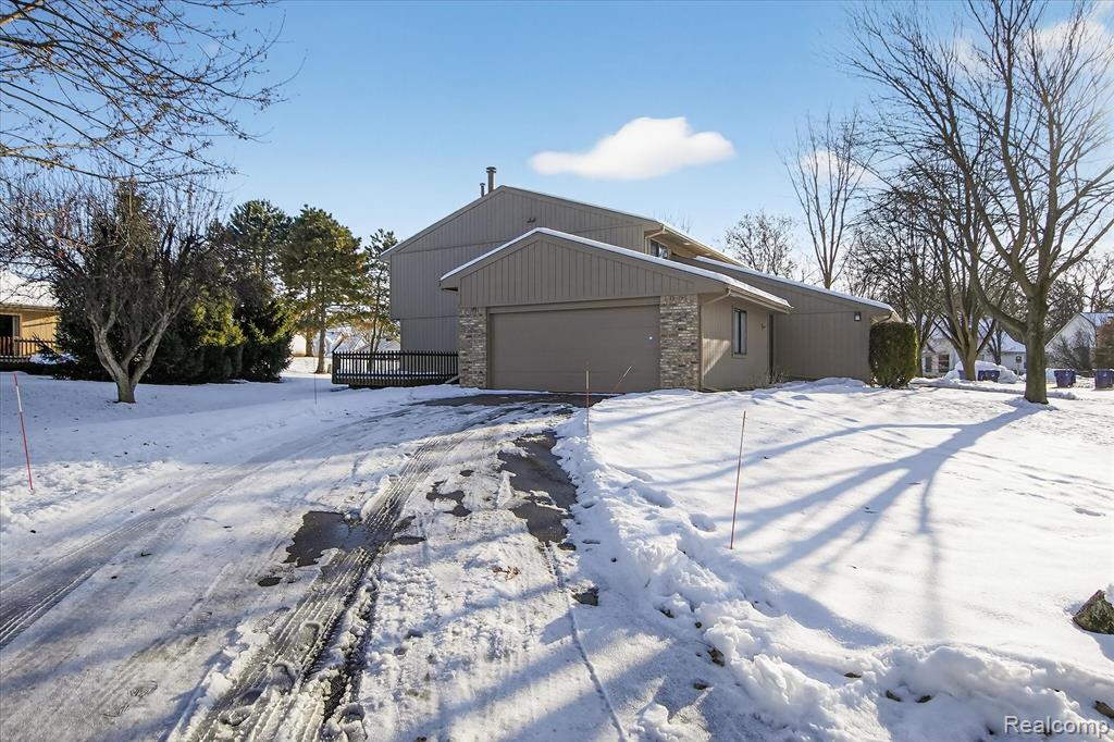 4364 S Meadow Drive, Waterford, MI 48329 — Photo 2