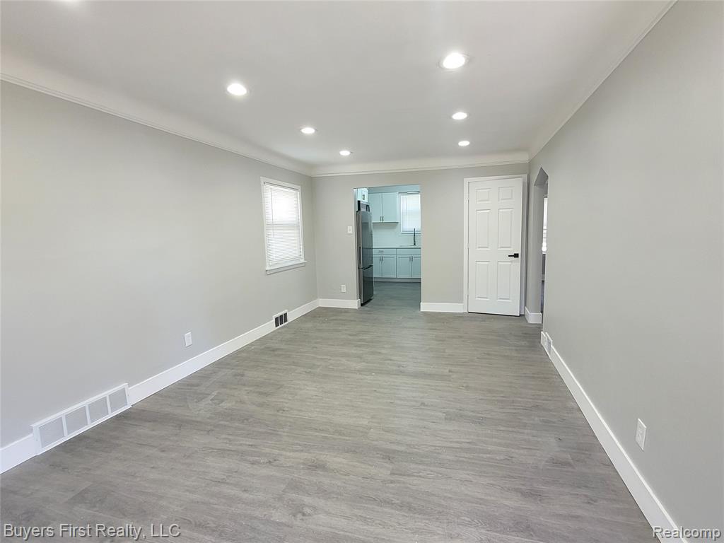 8710 Albany Street, Oak Park, MI 48237 — Photo 4