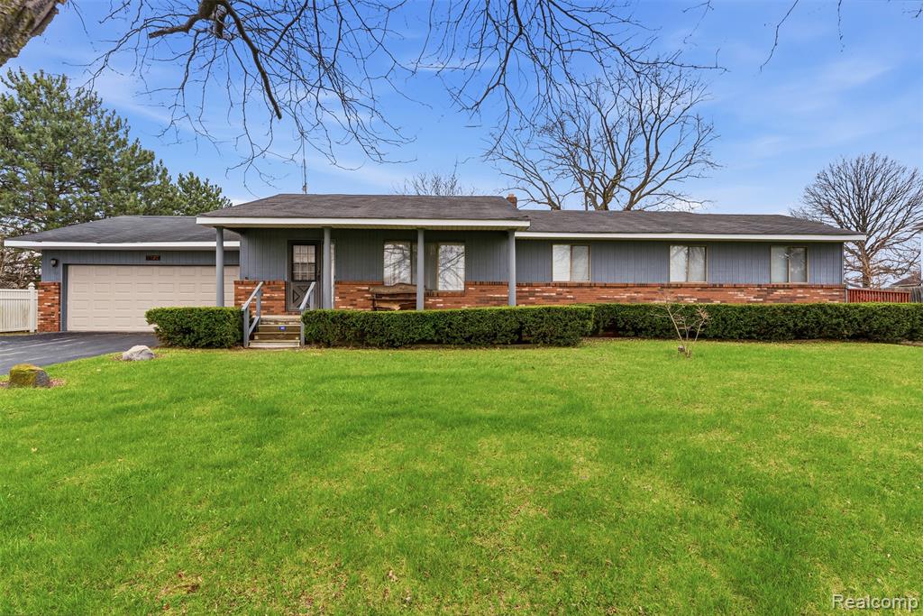 5037 W Court Street, Flint, MI 48532 — front exterior