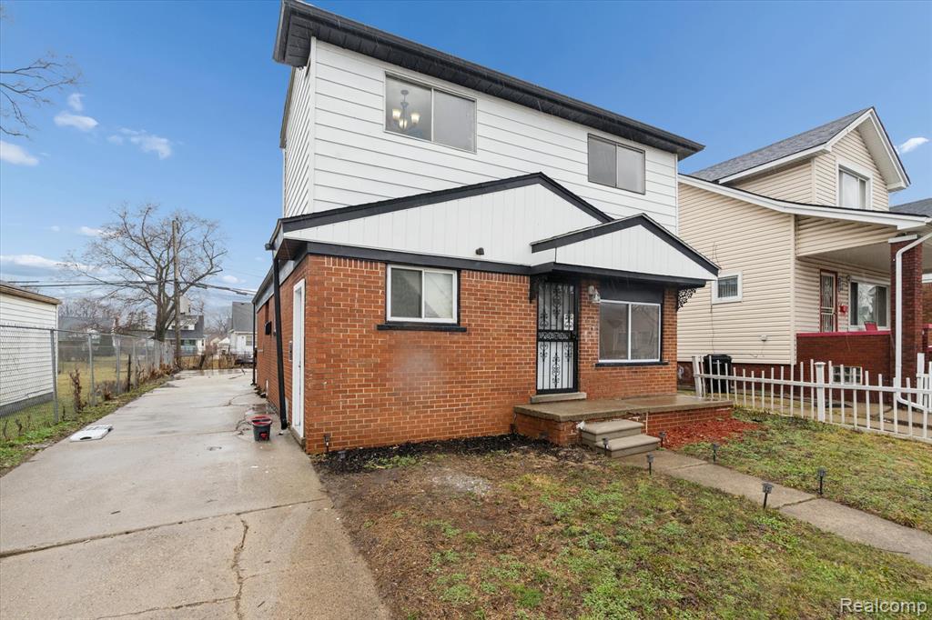 18821 Albany Street - Photo 2