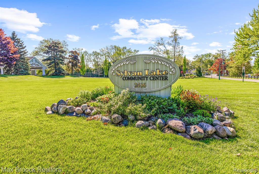 2208 Avondale Street, Sylvan Lake, MI 48320 — Photo 24