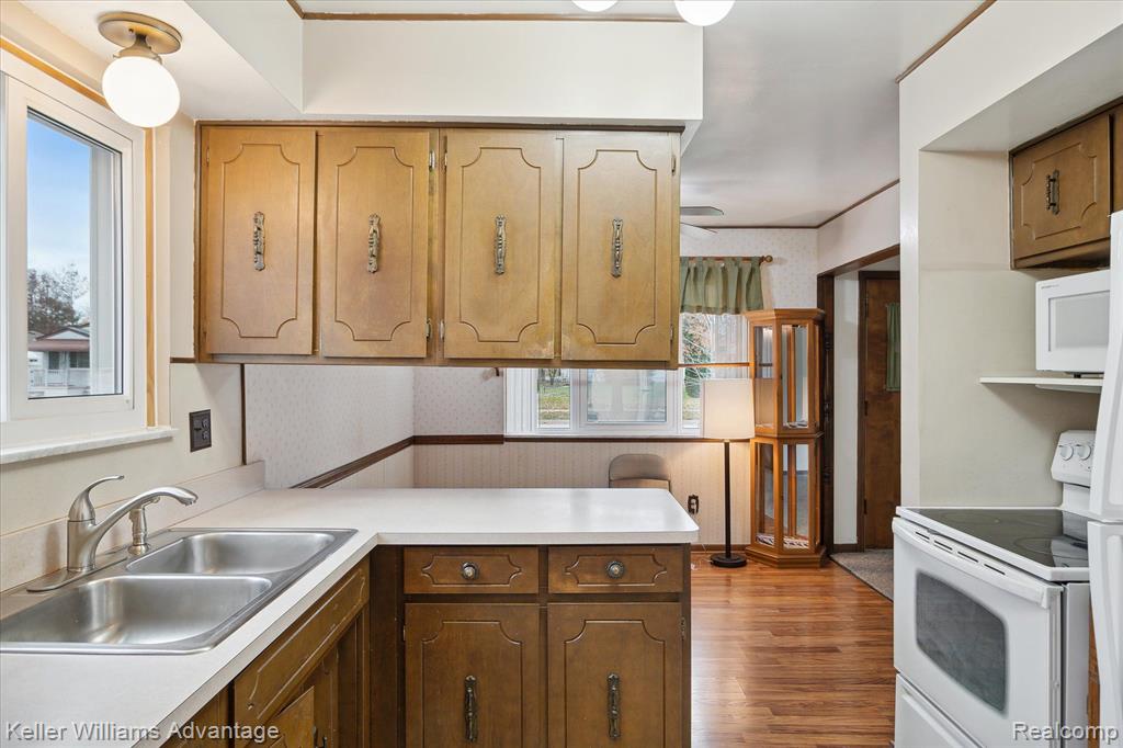 4942 HARDING Street, Dearborn Heights, MI 48125 — Photo 11