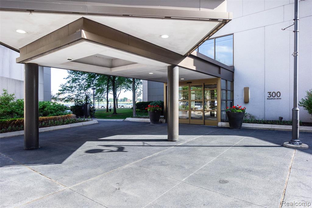 300 W Jefferson Avenue W - Photo 3