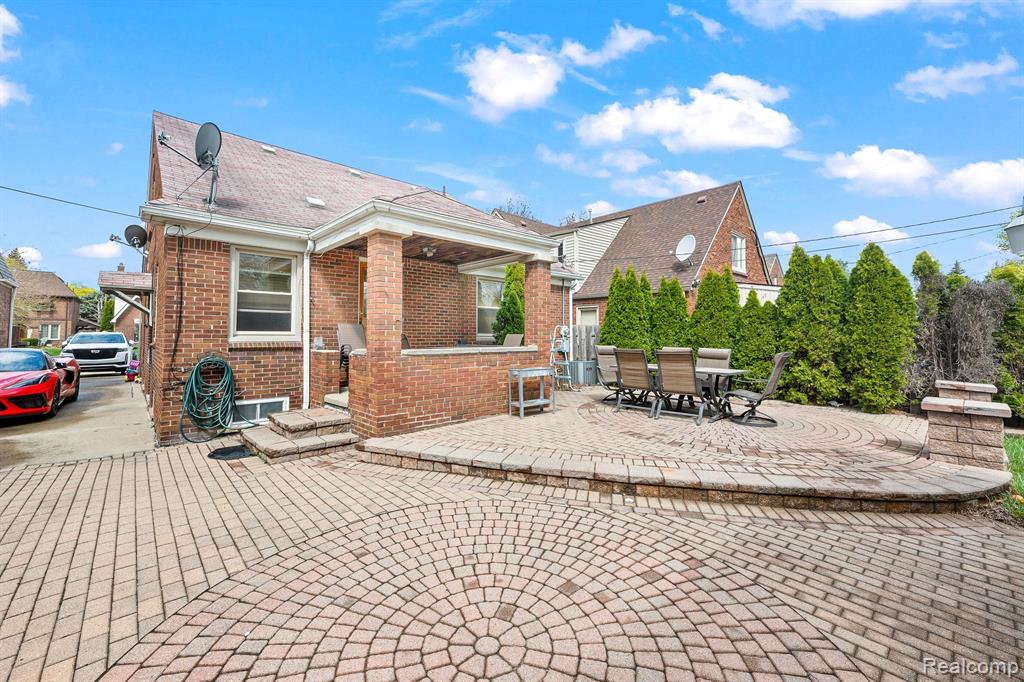7716 W MORROW Circle, Dearborn, MI 48126 — Photo 10
