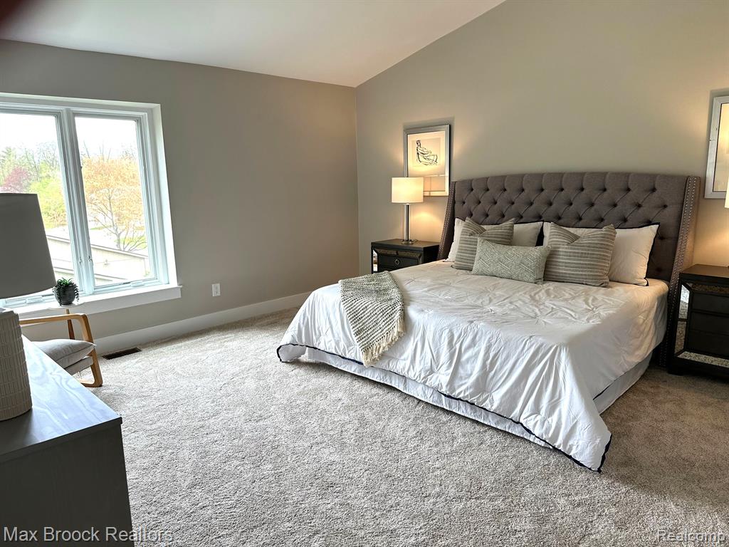 4347 FOXPOINTE Drive, West Bloomfield, MI 48323 — Photo 9