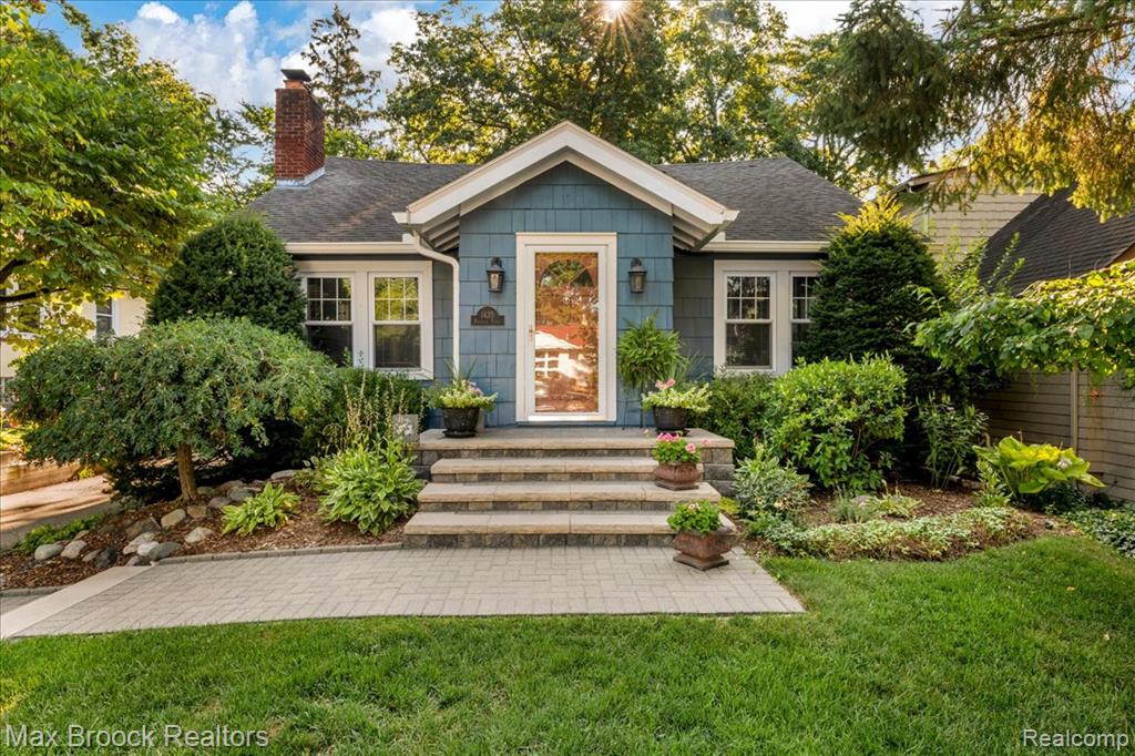 1435 Rosedale Avenue, Sylvan Lake, MI 48320