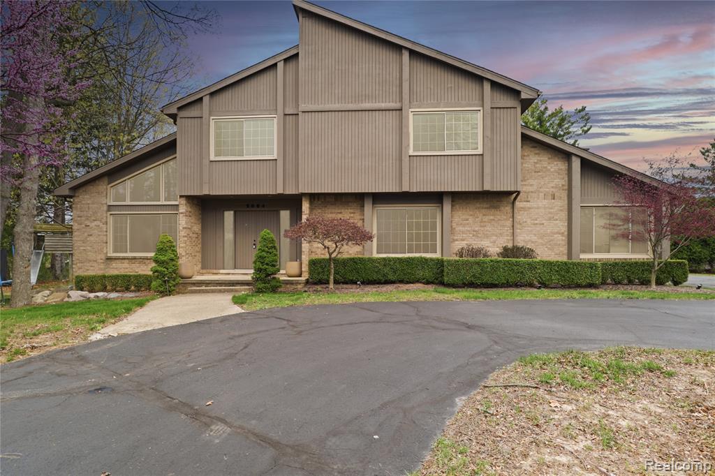 2084 Wabeek Hill Court, Bloomfield Hills, MI 48302 — Photo 2