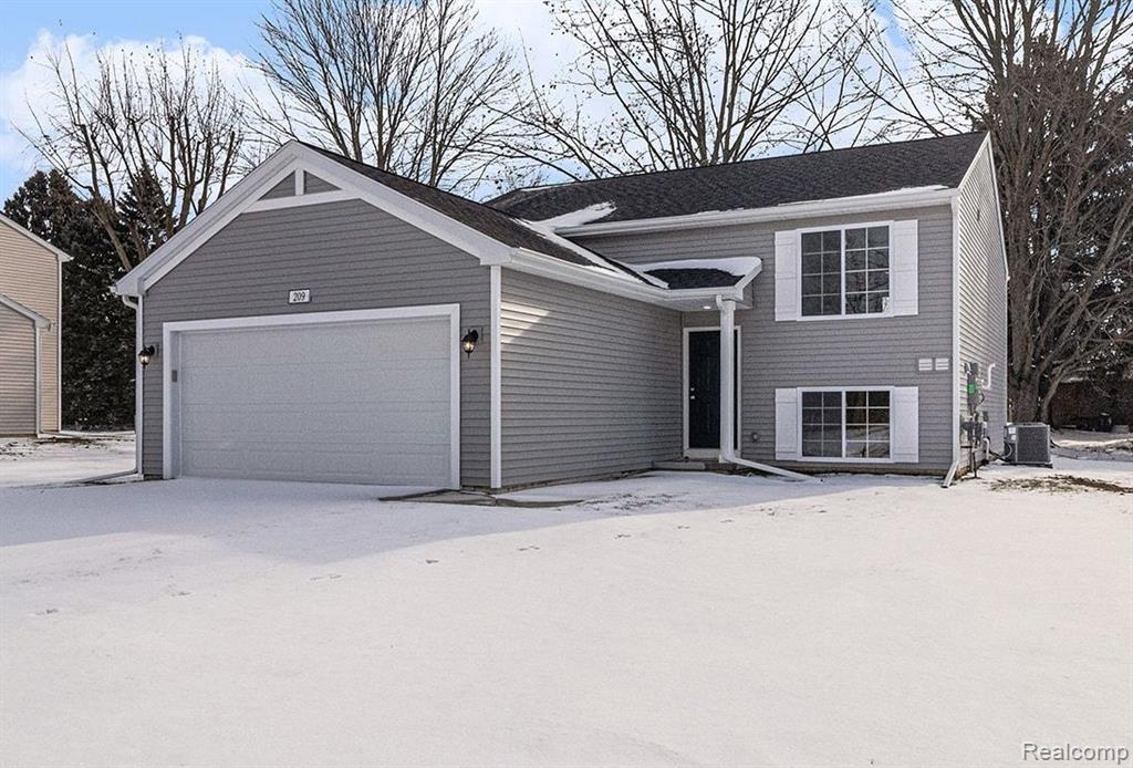 209 Kingsberry Drive, Blissfield, MI 49228 — front exterior
