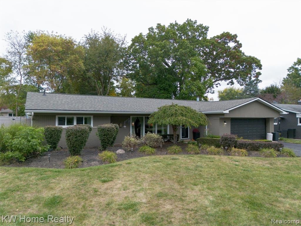 8648 Golfside Drive, Commerce Twp, MI 48382 — Photo 2
