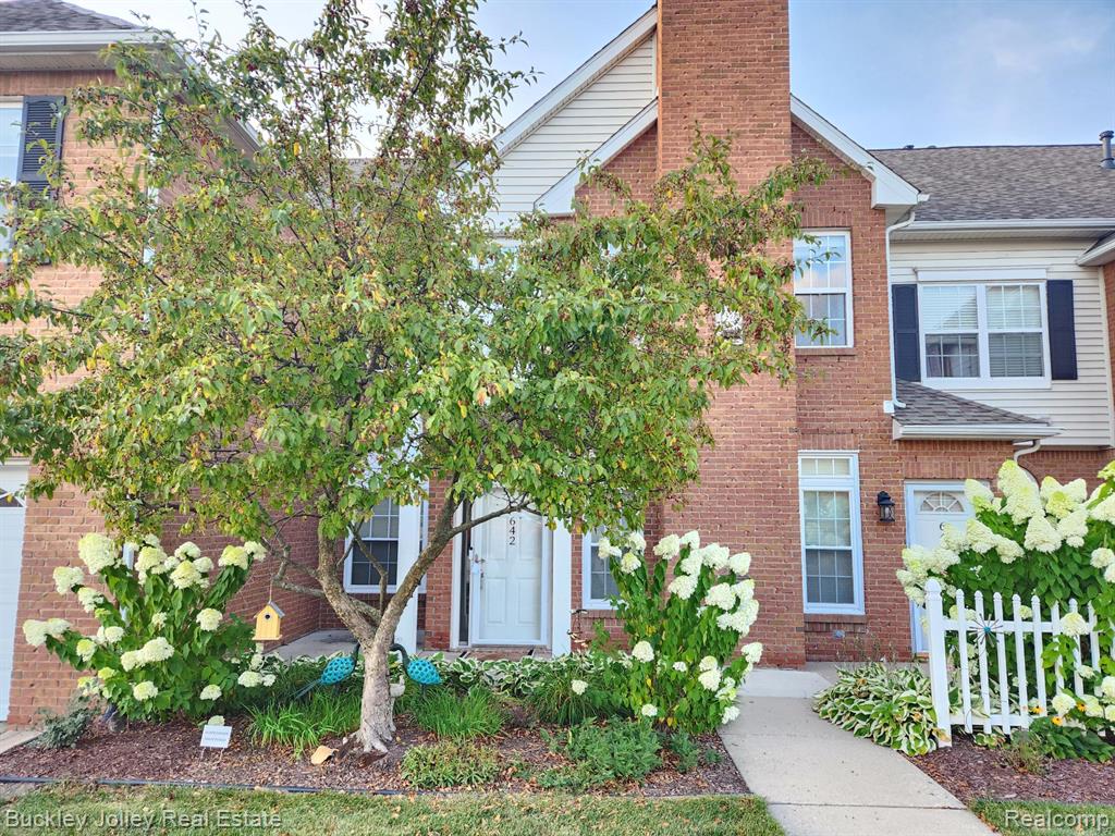 642 Olde English Circle, Howell, MI 48855 — front exterior