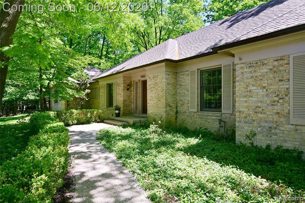 5684 Sussex Court, Troy, MI 48098 — front exterior