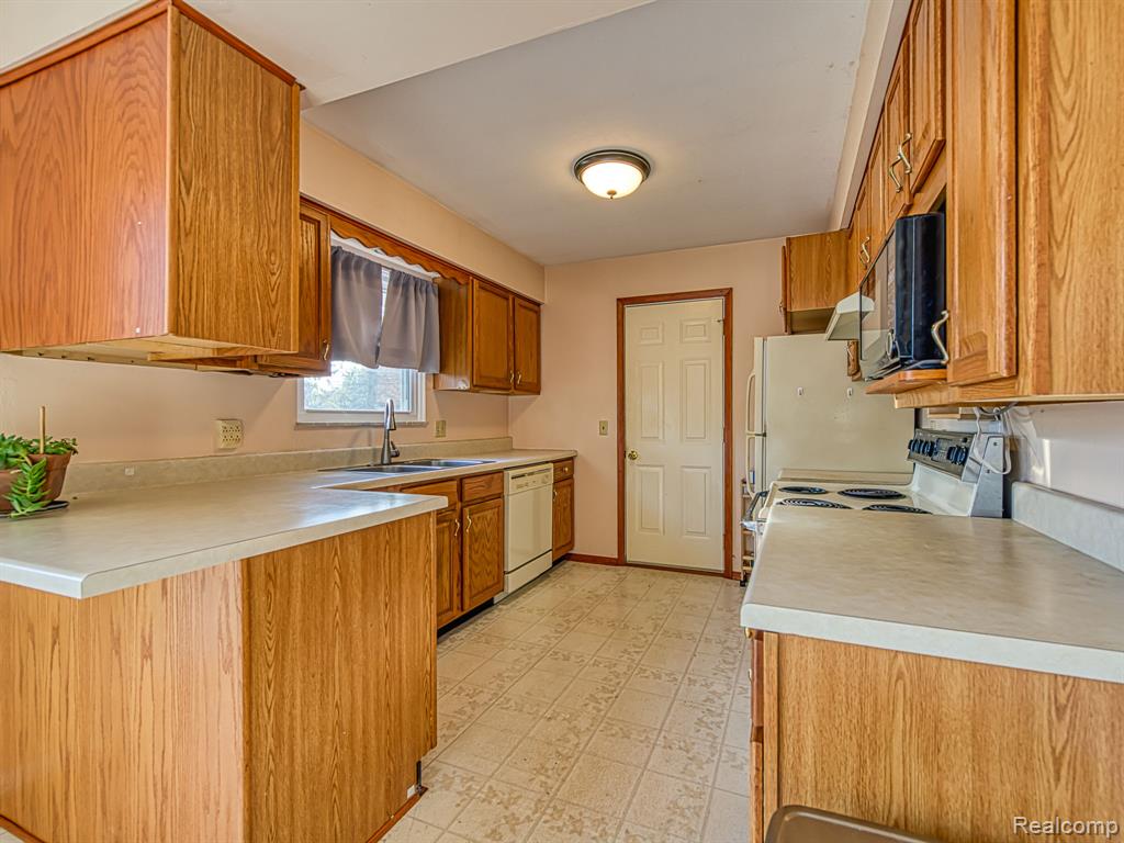 3245 Brookview Court, Adrian, MI 49221 — Photo 10