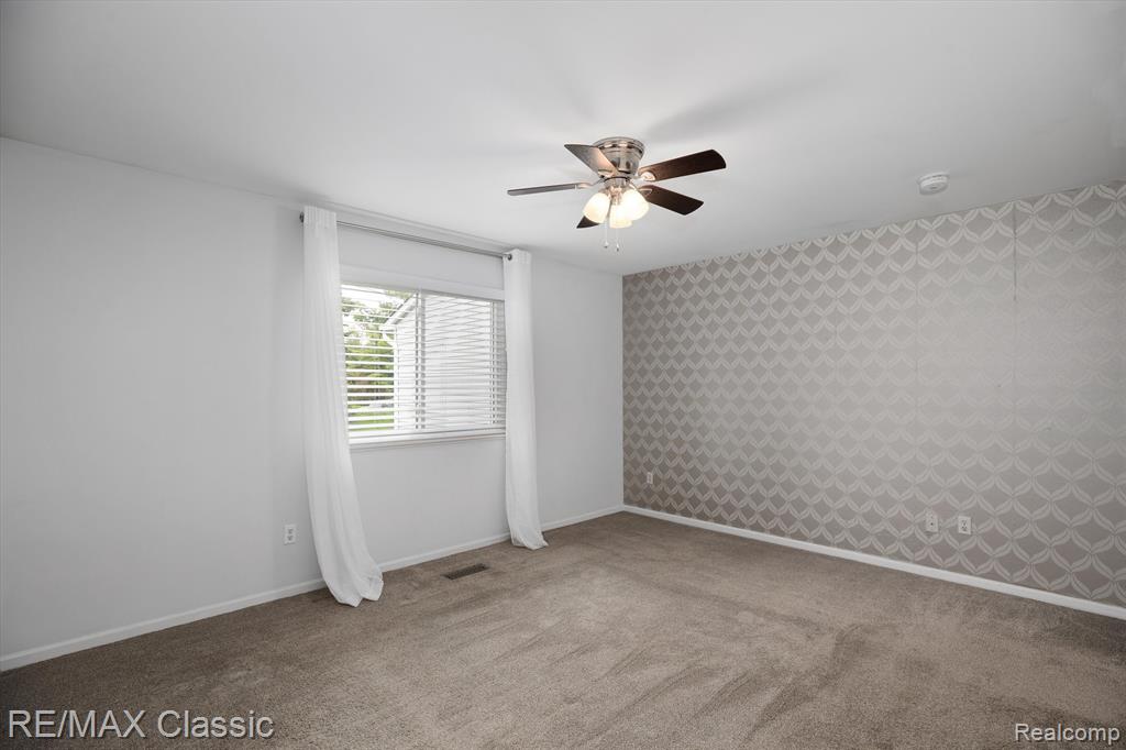 916 VILLAGE Way, South Lyon, MI 48178 — Photo 16