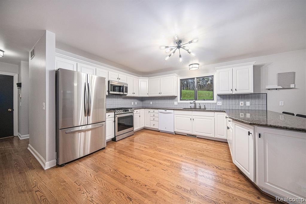 695 HERITAGE Drive, Milford, MI 48381 — Photo 10