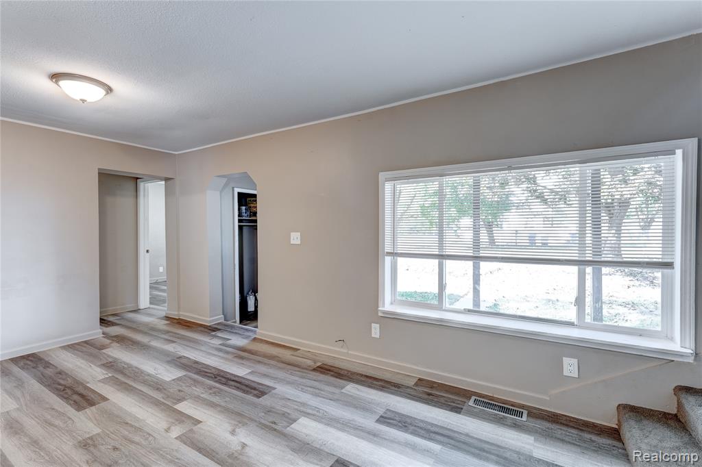 99 Calvert Avenue, Waterford, MI 48328 — Photo 8