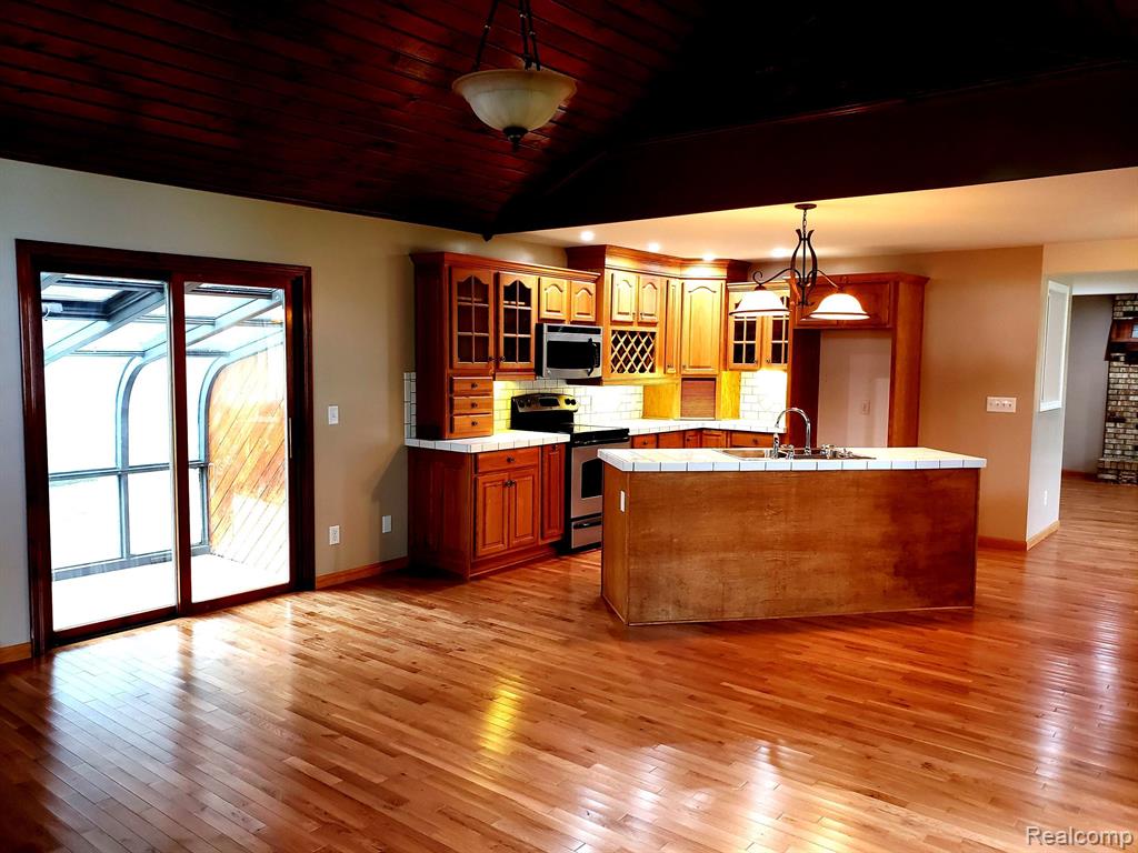 905 W 1ST Street, Tawas City, MI 48763 — Photo 6