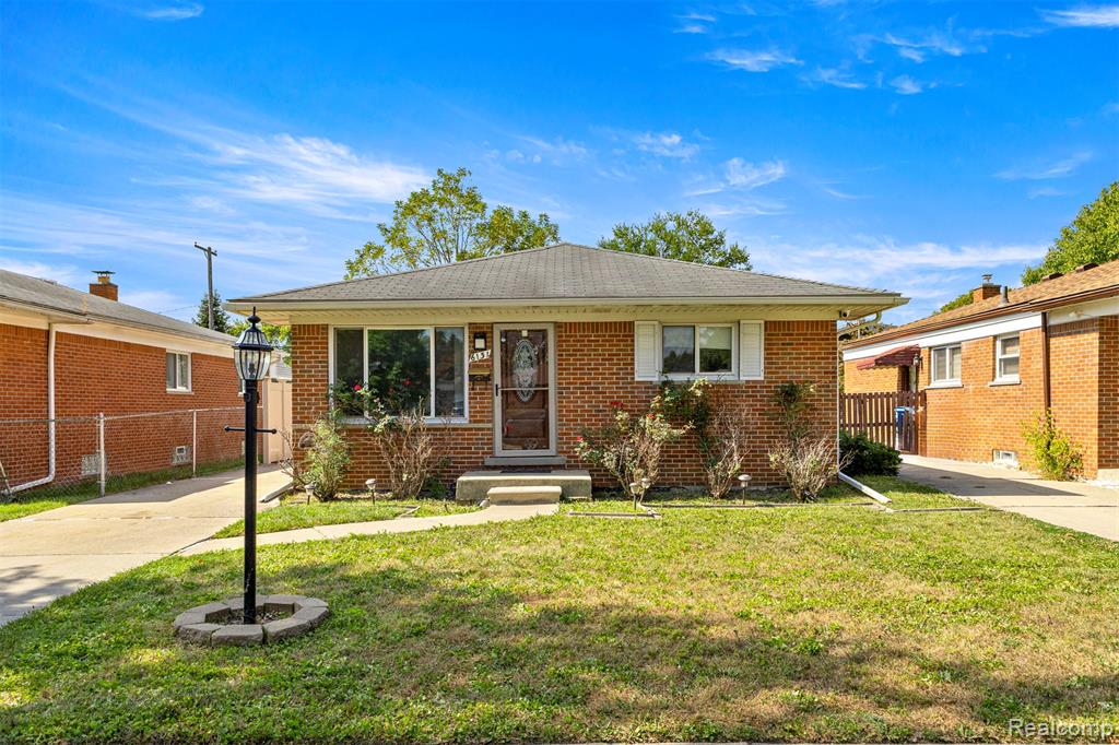 6131 N Evangeline Street, Dearborn Heights, MI 48127 — front exterior