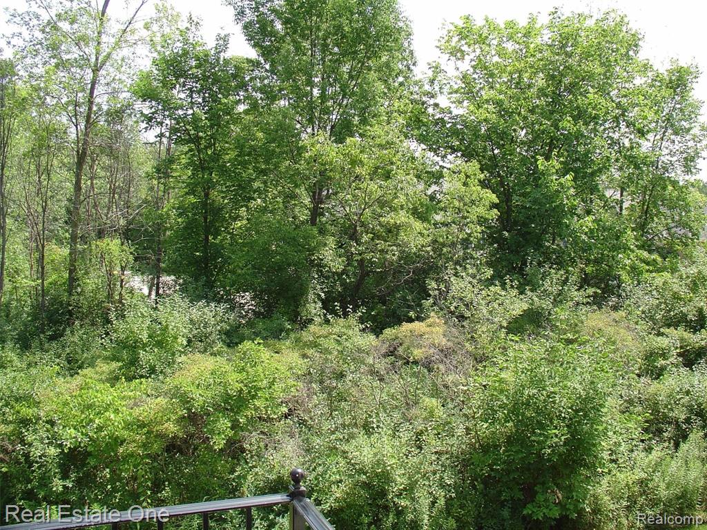 700 AMBERLY DR UNIT B, Waterford, MI 48328 — Photo 13