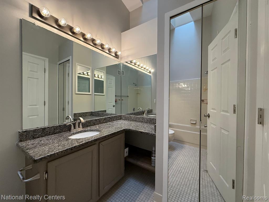 38959 COUNTRY Circle, Farmington Hills, MI 48331 — Photo 16