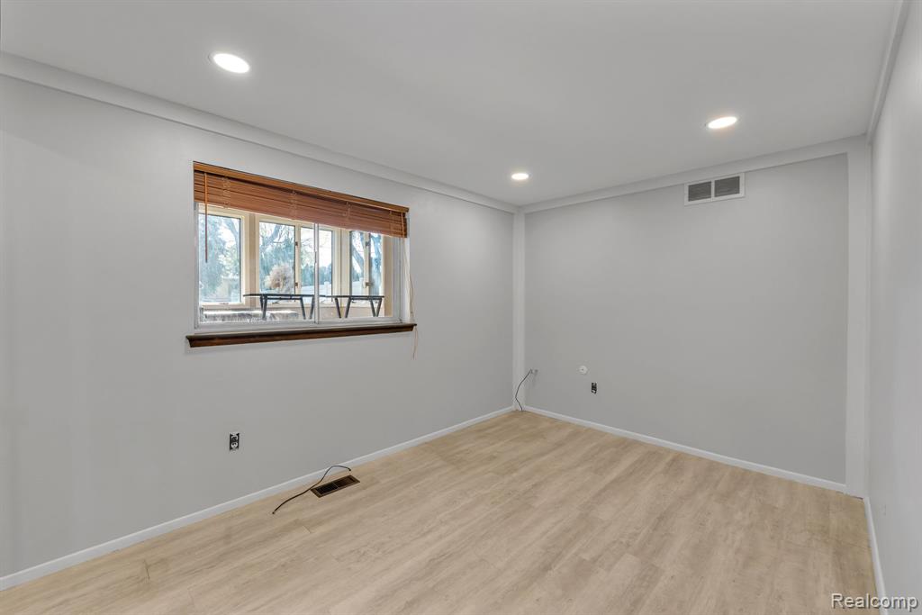 9498 Bassett Street, Livonia, MI 48150 — Photo 22