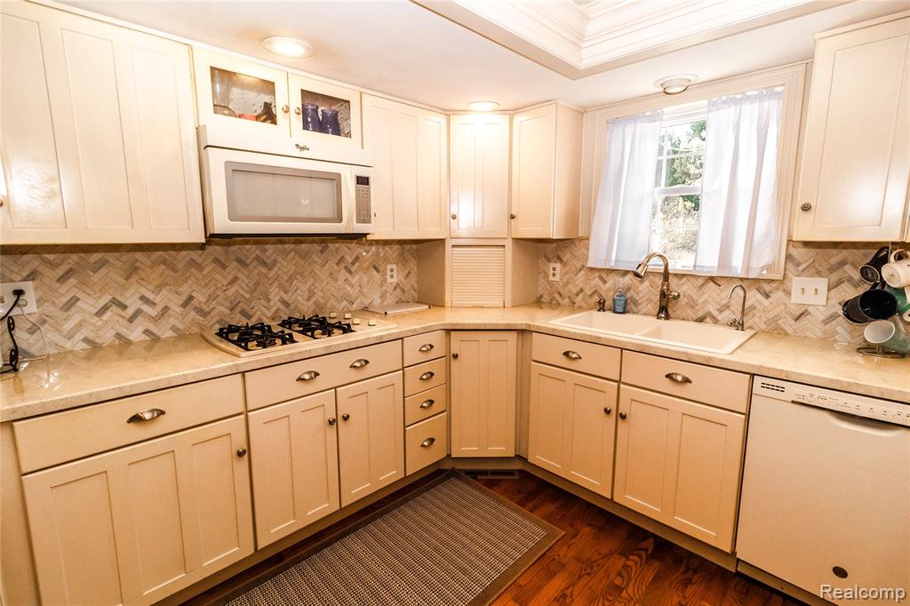 4705 LONSBERRY Road, Columbiaville, MI 48421 — Photo 4