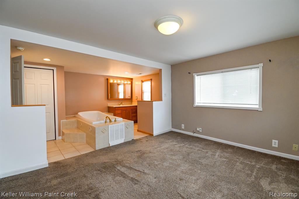 635 JOSLYN Road, Lake Orion, MI 48362 — Photo 14