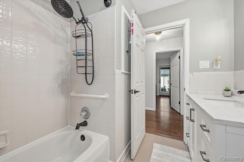 523 Tilmor Drive, Waterford, MI 48328 — Photo 15