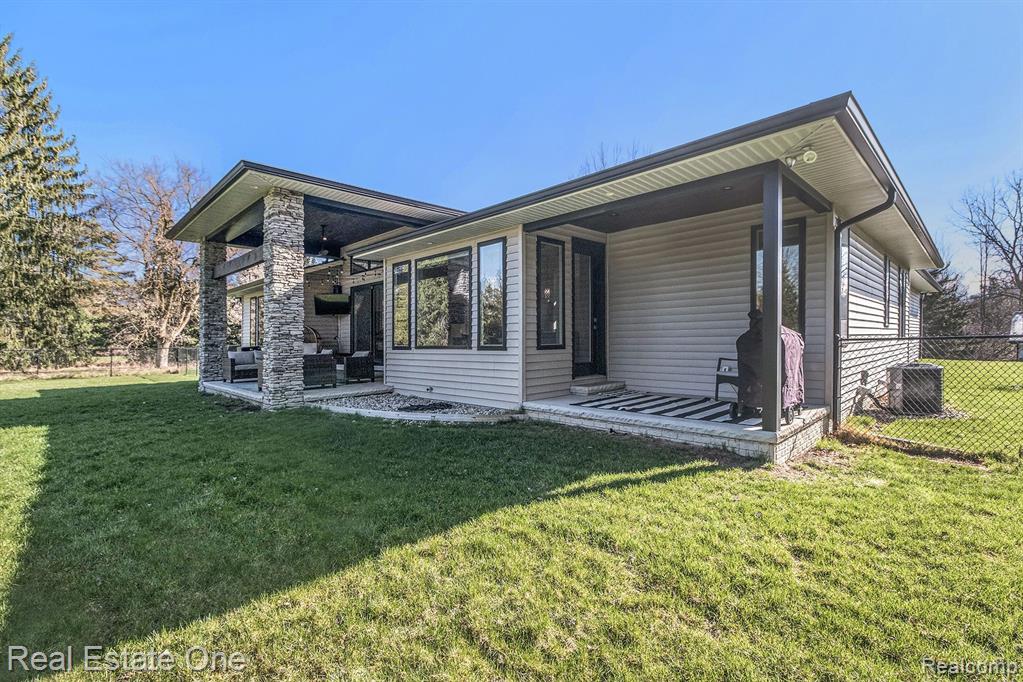 8481 Holcomb Road, Clarkston, MI 48348 — Photo 21
