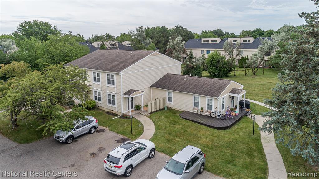 39525 VILLAGE WOOD Road, Novi, MI — Photo 4