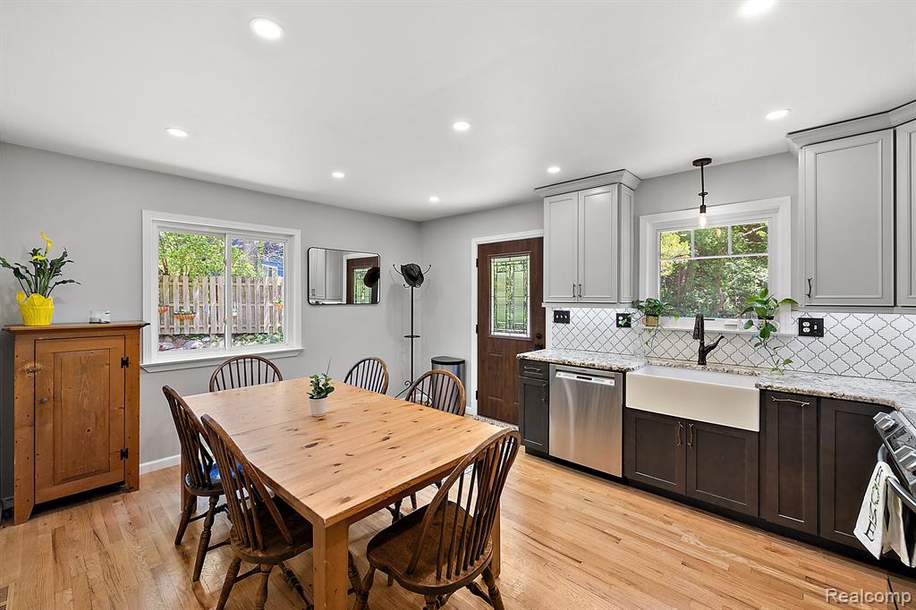8110 W CIRCLE Drive, Clarkston, MI 48348 — Photo 14