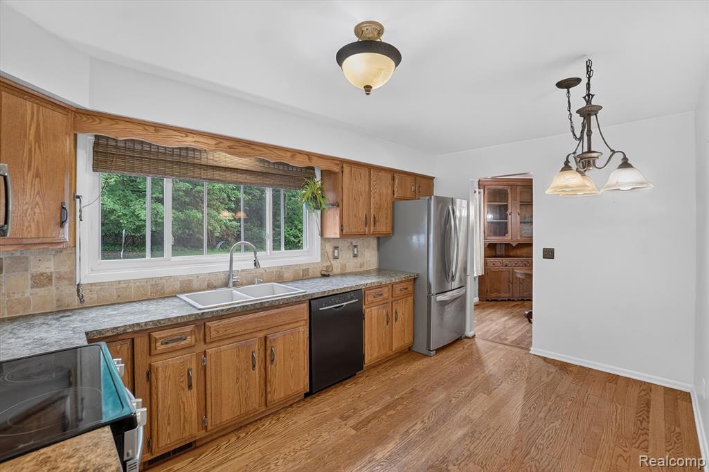 2356 Pineview Court, Flushing, MI 48433 — Photo 15