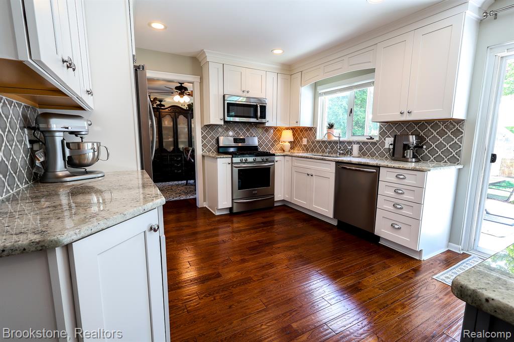 20323 N Riverhill Drive, Clinton Twp, MI 48036 — Photo 9
