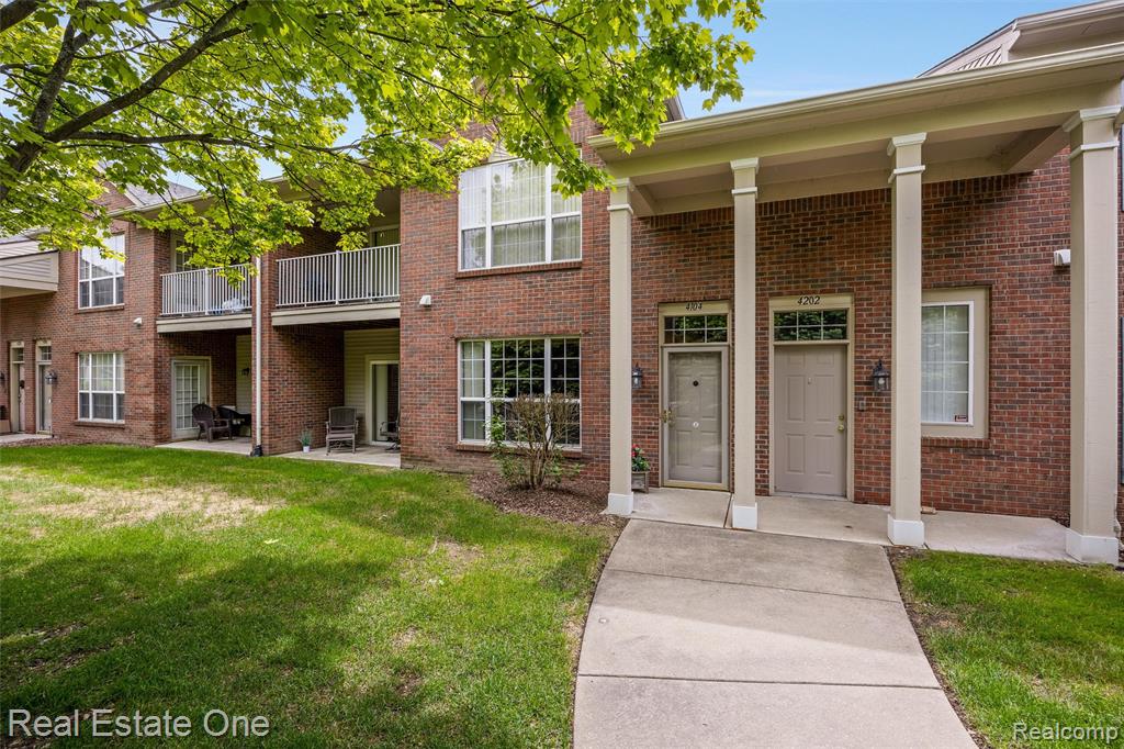 4104 Chesapeake Circle, Walled Lake, MI 48390 — front exterior