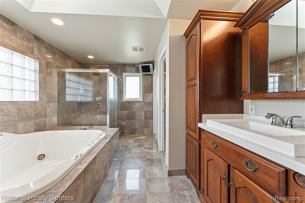 6276 N Shore Drive, West Bloomfield, MI 48324 — Photo 22