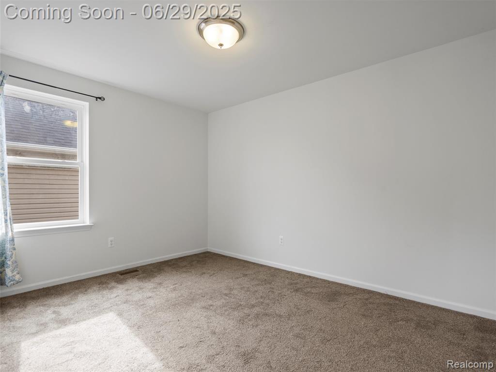 399 W DALLAS Avenue, Madison Heights, MI 48071 — Photo 22