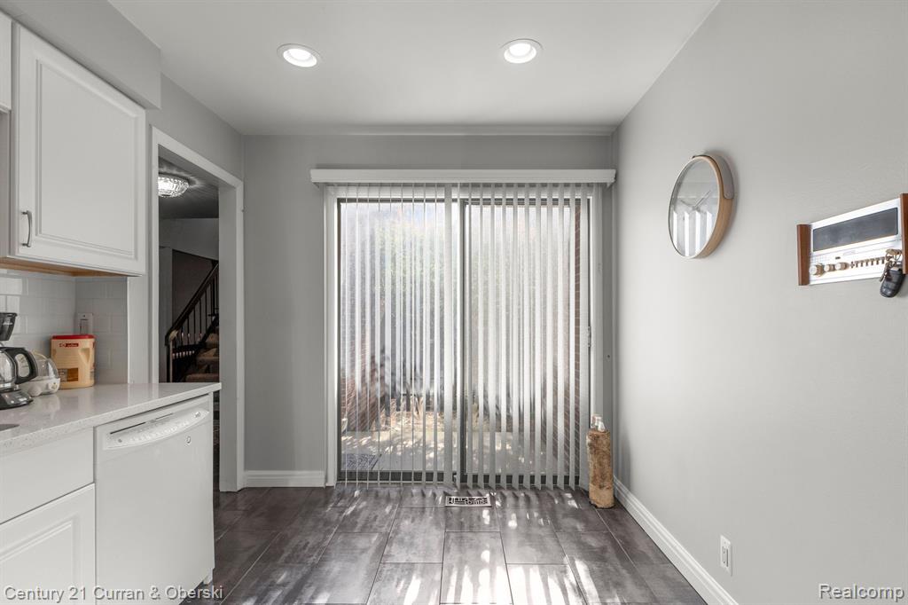 3060 LINDENWOOD Drive, Dearborn, MI 48120 — Photo 19