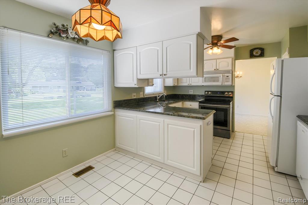 6228 Greenview Drive, Burton, MI 48509 — Photo 23