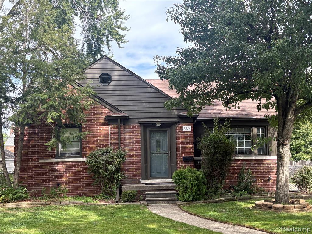 1814 Stanhope Street, Grosse Pointe Woods, MI 48236
