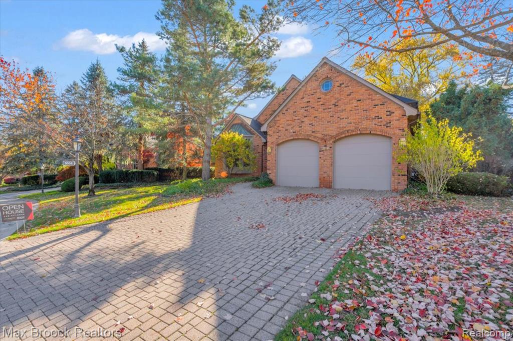 5554 Pine Brooke Court, Bloomfield Hills, MI 48304 — Photo 2