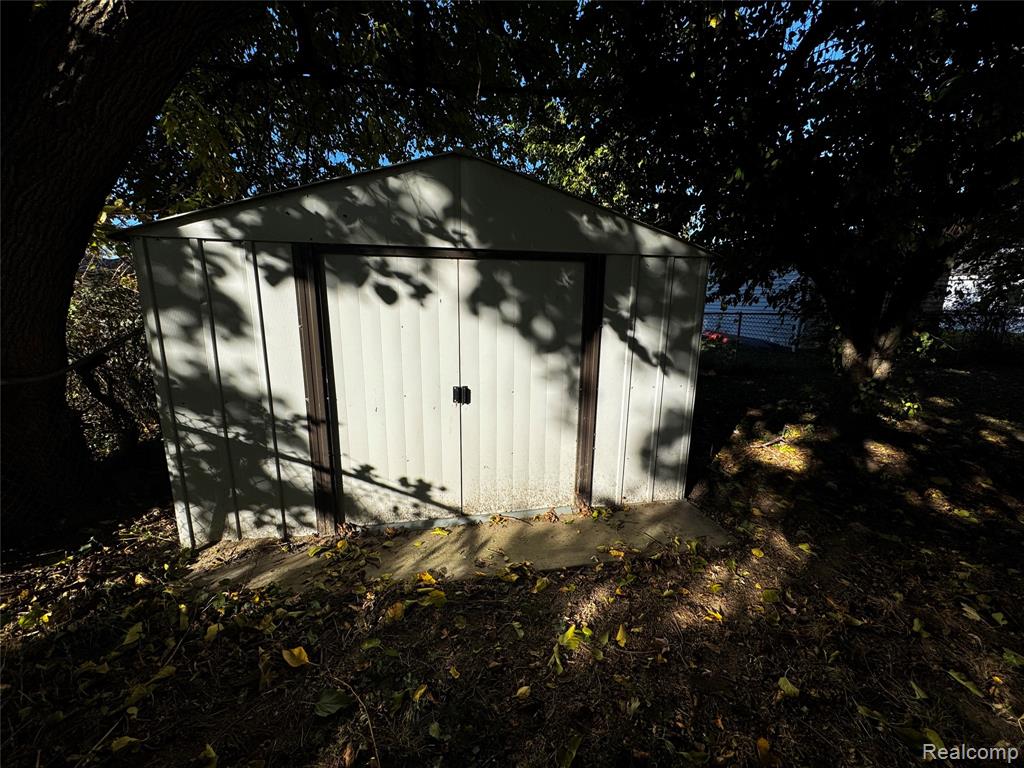 841 E Hudson Avenue, Madison Heights, MI 48071 — Photo 18